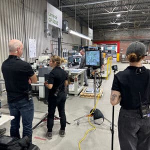 scaletta video corporate riprese in fabbrica con troupe e set luci