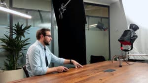 scaletta video corporate set luci e microfono per intervista in azienda