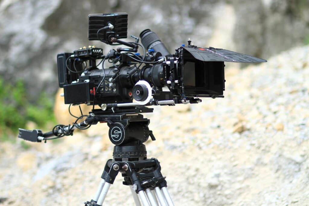 Backstage riprese video corporate con camera su treppiede