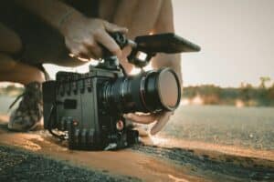 agenzia di produzione video su set con camera professionale