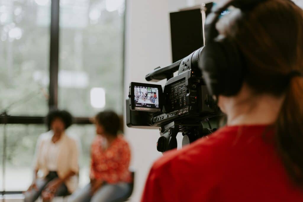 camera professionale su treppiede durante riprese corporate