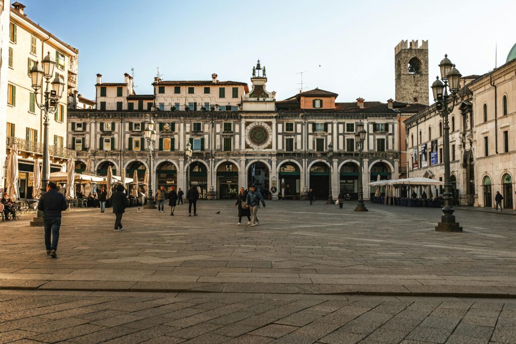 Brescia al tramonto, skyline e contesto urbano