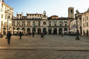 Brescia al tramonto, skyline e contesto urbano