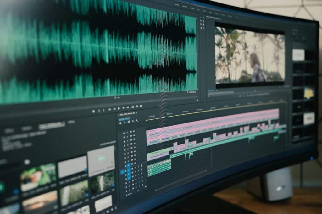 timeline di montaggio su monitor