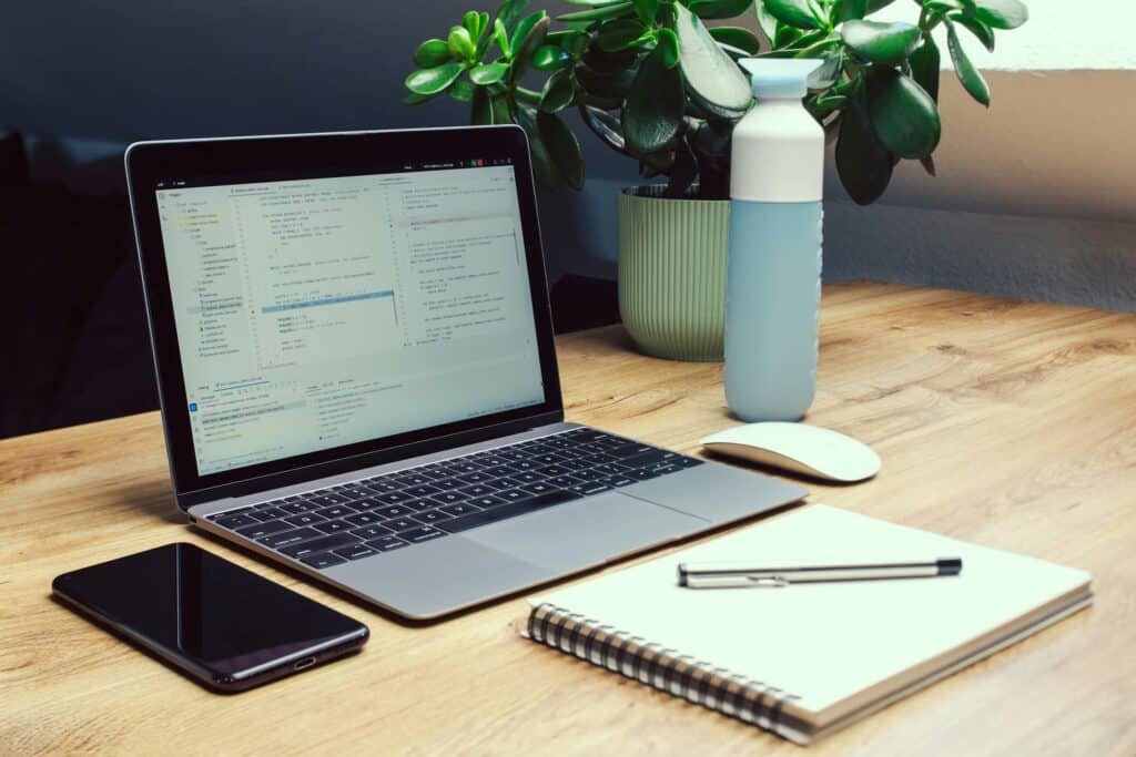 scrivania con laptop e notebook per pianificazione contenuti