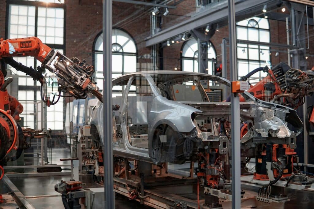 Linea di produzione industriale con macchinari e automazione