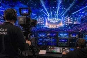 Produzione video moderna con regia multicamera e camere cinema in un grande evento live