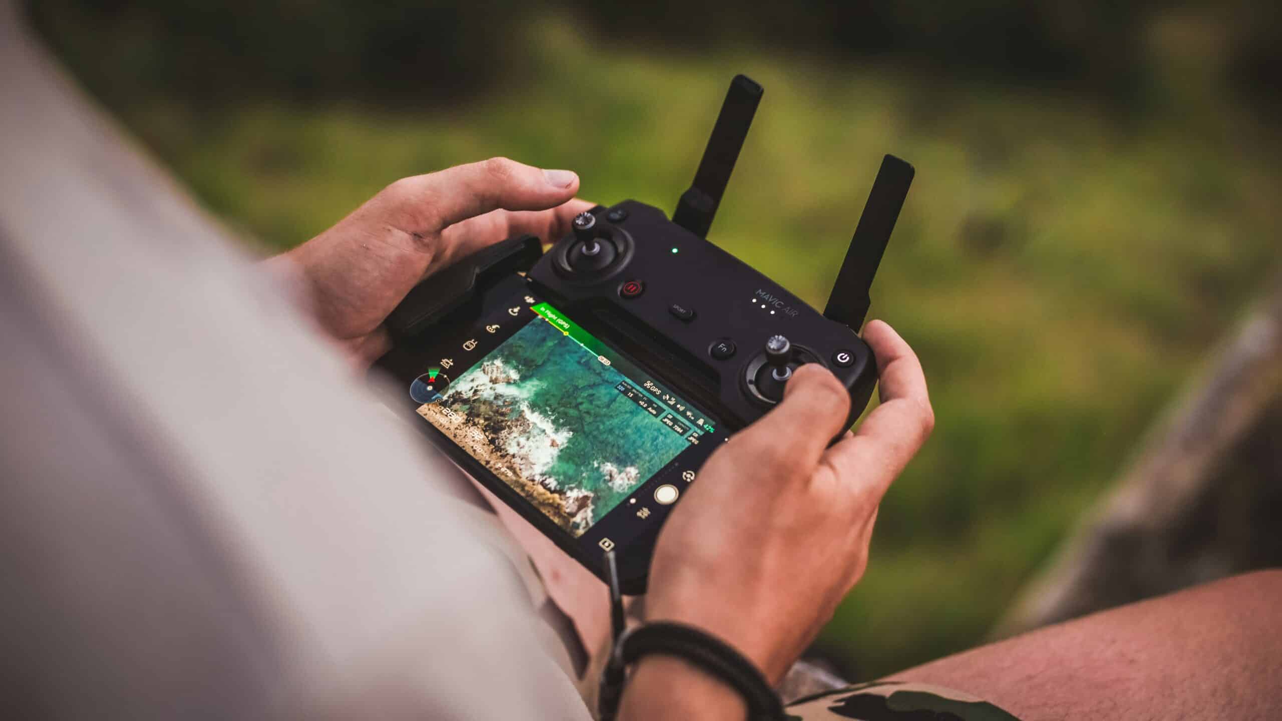 Pilota di drone professionale durante riprese aeree per video aziendali e ispezioni tecniche