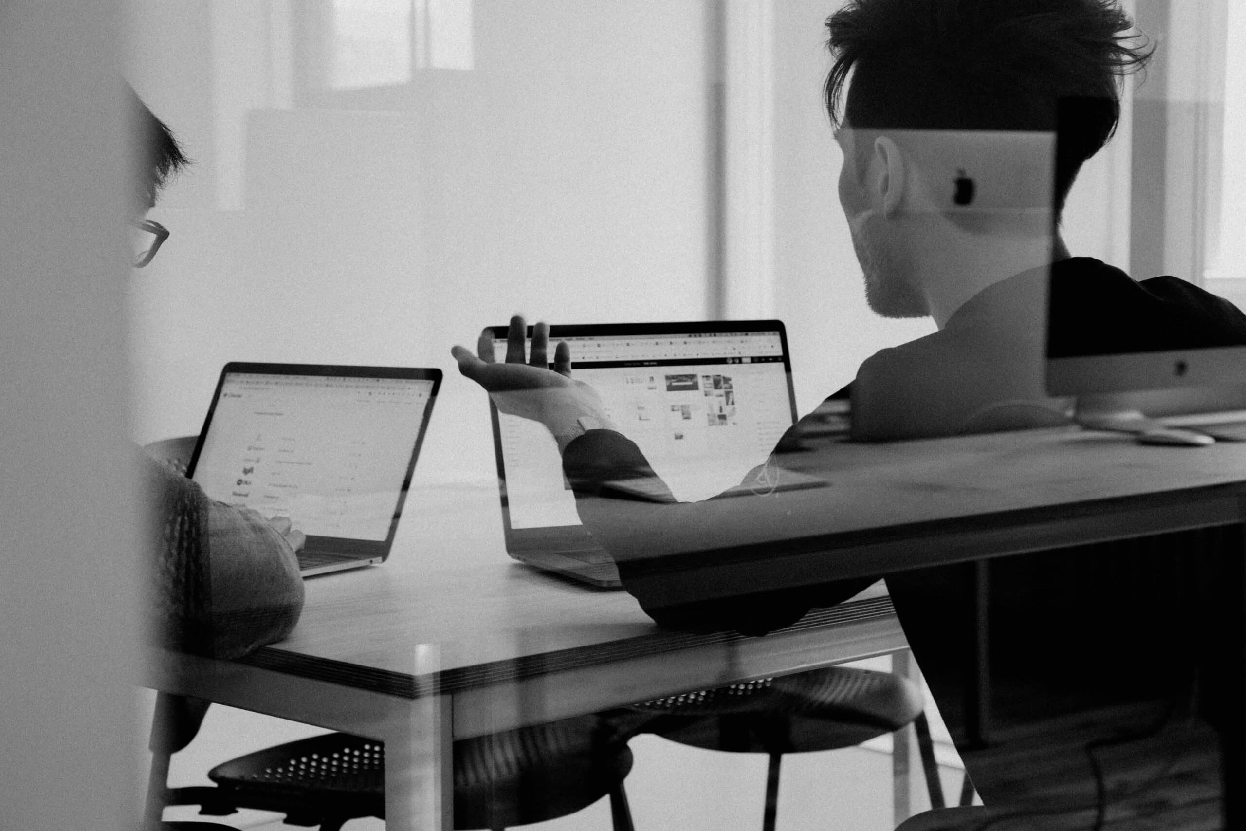 Laptop con sito web aziendale aperto durante la progettazione di contenuti digitali e video