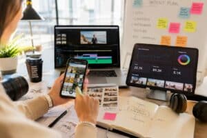 Regista durante un set esterno per video strategy aziendale con troupe, camera professionale e direzione della scena