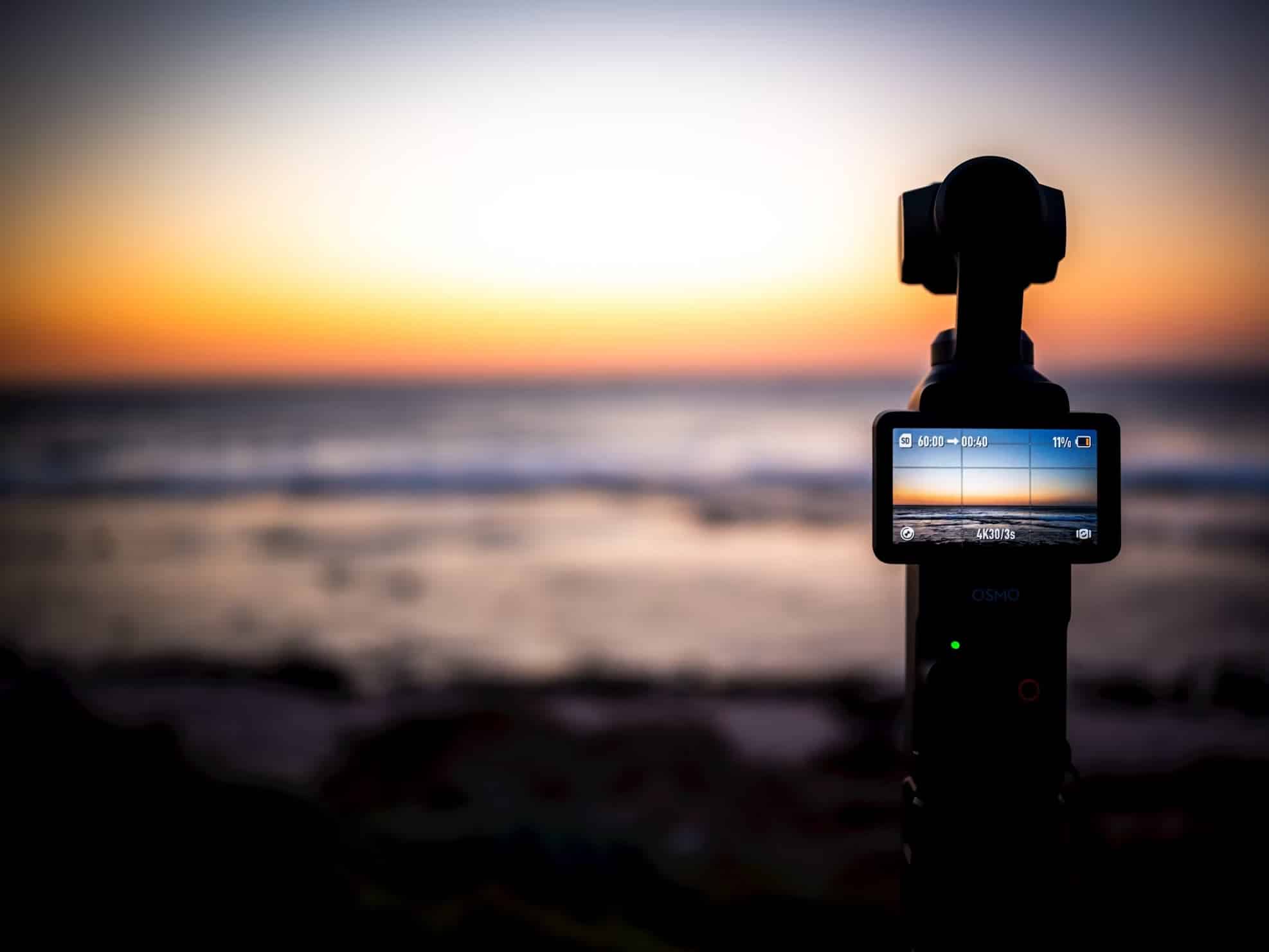 Camera compatta stabilizzata su gimbal durante una ripresa video all’aperto