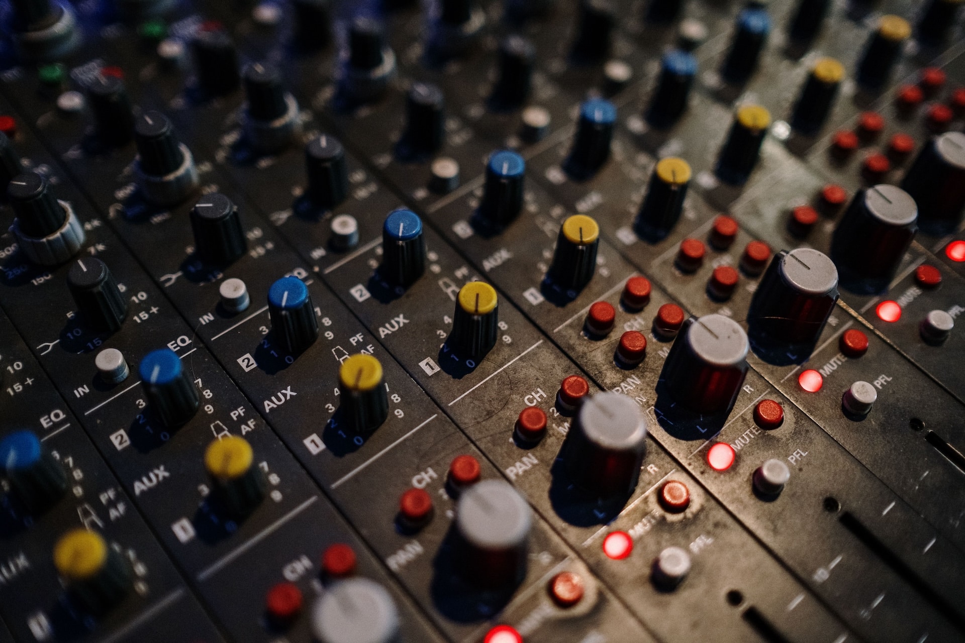 Dettaglio mixer audio durante la regolazione della musica e del suono per una produzione video