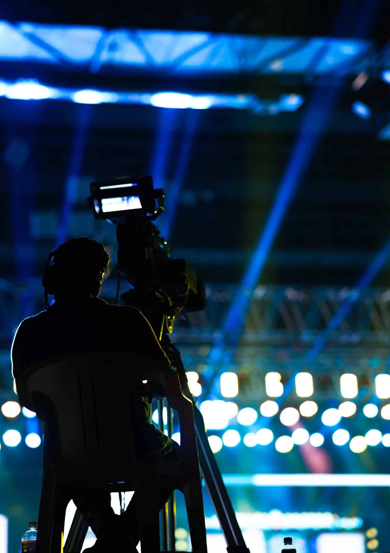 Operatore con camera professionale durante le riprese video di un evento aziendale