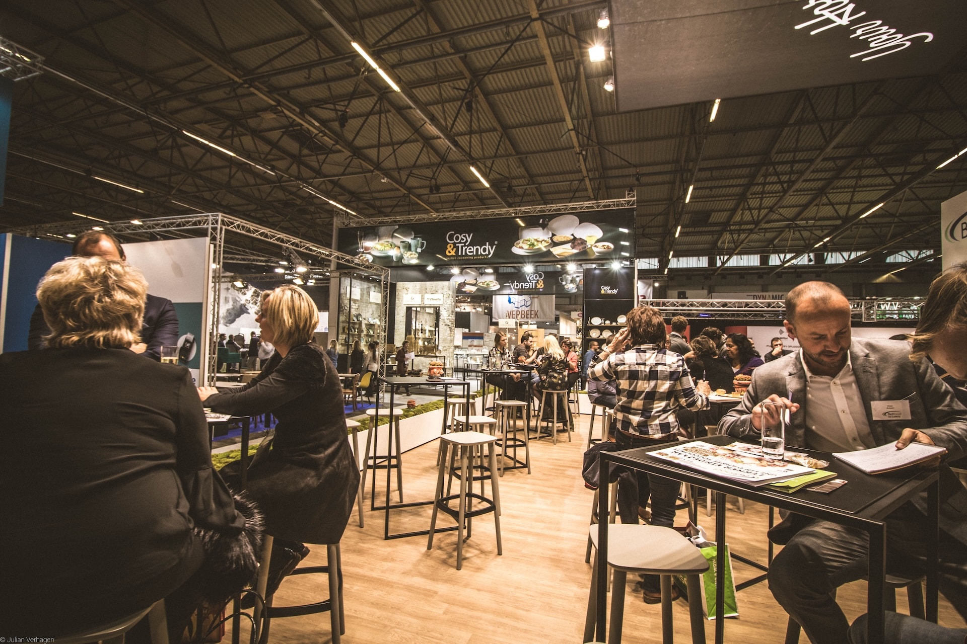 Visitatori e professionisti all’interno di uno stand durante una fiera espositiva