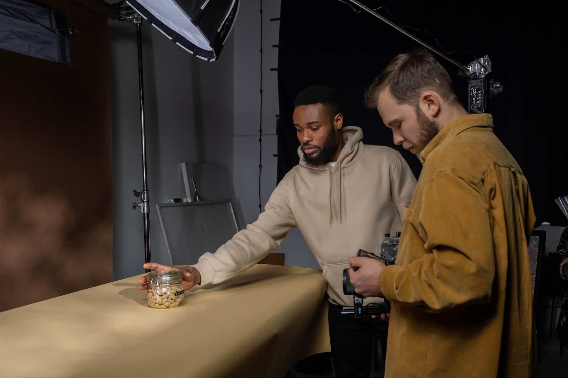 Due professionisti preparano un set fotografico per la realizzazione di immagini prodotto